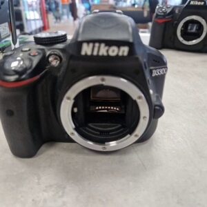 Nikon D3300 2014 schwarz, Digitale Spiegelreflexkamera mit 24,2 Megapixel APS-C CMOS-Sensor, Full HD Videoaufnahme und 3 Zoll Display ohne Ladegerät | Zustand: Sehr Gut
