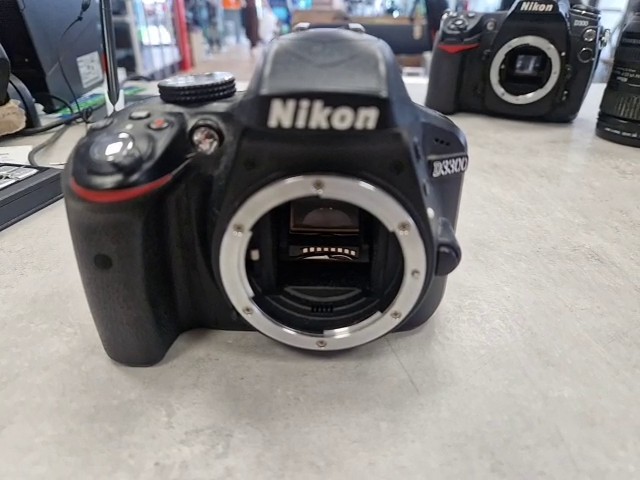 Nikon D3300 2014 schwarz, Digitale Spiegelreflexkamera mit 24,2 Megapixel APS-C CMOS-Sensor, Full HD Videoaufnahme und 3 Zoll Display ohne Ladegerät | Zustand: Sehr Gut