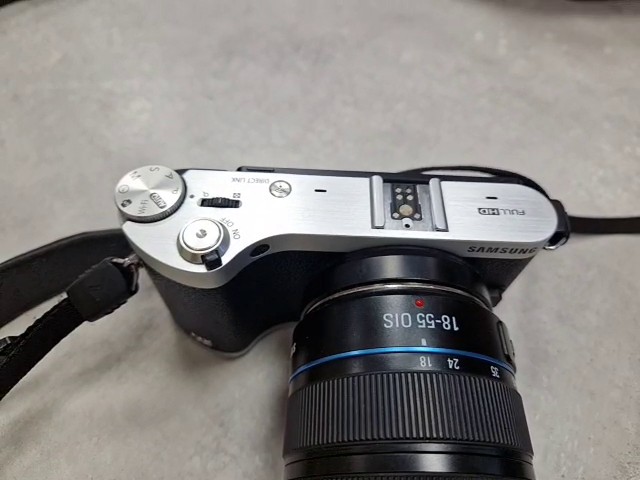 Samsung NX300 Schwarz-Silber, 18-55mm OIS III Objektiv, i-Function, Tragegurt, Sonnenblende | Zustand: Sehr Gut – Bild 2