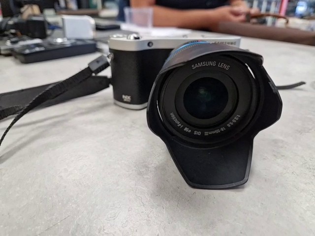 Samsung NX300 Schwarz-Silber, 18-55mm OIS III Objektiv, i-Function, Tragegurt, Sonnenblende | Zustand: Sehr Gut – Bild 3