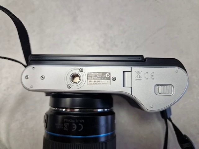 Samsung NX300 Schwarz-Silber, 18-55mm OIS III Objektiv, i-Function, Tragegurt, Sonnenblende | Zustand: Sehr Gut – Bild 4