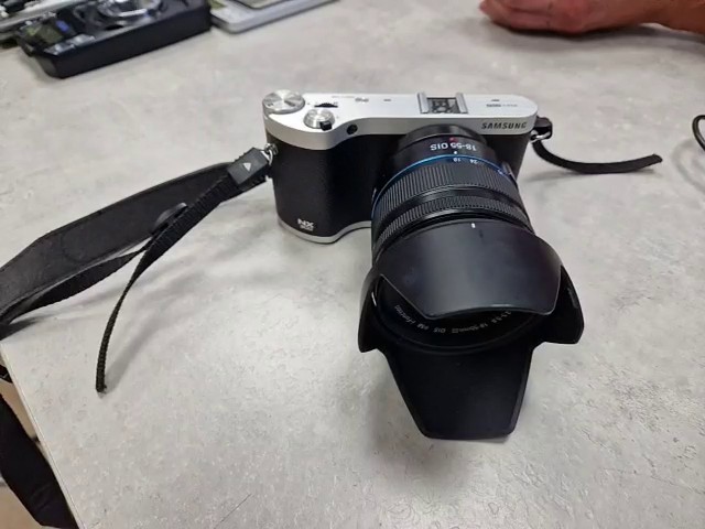 Samsung NX300 Schwarz-Silber, 18-55mm OIS III Objektiv, i-Function, Tragegurt, Sonnenblende | Zustand: Sehr Gut – Bild 5