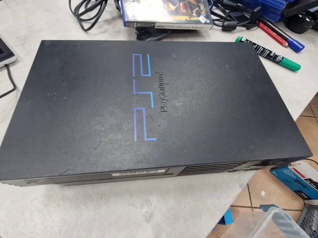 Sony PlayStation 2 SCPH-39004 Schwarz, PAL, leichte Kratzer und Staub, inkl. Controller, Netzkabel, HDMI-Adapter und Memory Card | Zustand: Sehr Gut | Farbe: schwarz – Bild 2