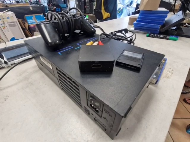 Sony PlayStation 2 SCPH-39004 Schwarz, PAL, leichte Kratzer und Staub, inkl. Controller, Netzkabel, HDMI-Adapter und Memory Card | Zustand: Sehr Gut | Farbe: schwarz – Bild 4