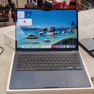 Apple MacBook Air 13 M3 2024 Mitternacht, Apple M3 Chip, 8-Core CPU, 10-Core GPU, 16 GB RAM, 256 GB SSD, 36 Zyklen, Akku 100%, OVP, leichter Kratzer am Display | Zustand: Gut
