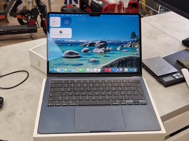 Apple MacBook Air 13 M3 2024 Mitternacht, Apple M3 Chip, 8-Core CPU, 10-Core GPU, 16 GB RAM, 256 GB SSD, 36 Zyklen, Akku 100%, OVP, leichter Kratzer am Display | Zustand: Gut