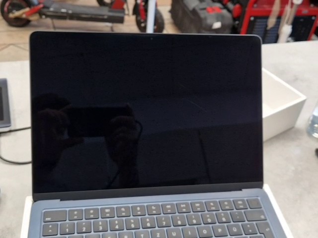 Apple MacBook Air 13 M3 2024 Mitternacht, Apple M3 Chip, 8-Core CPU, 10-Core GPU, 16 GB RAM, 256 GB SSD, 36 Zyklen, Akku 100%, OVP, leichter Kratzer am Display | Zustand: Gut – Bild 2