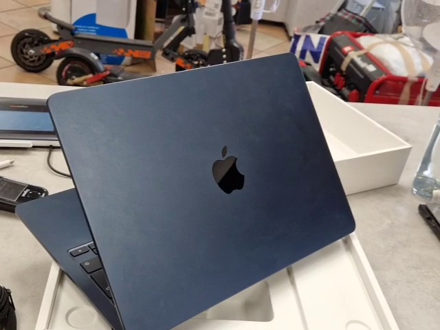 Apple MacBook Air 13 M3 2024 Mitternacht, Apple M3 Chip, 8-Core CPU, 10-Core GPU, 16 GB RAM, 256 GB SSD, 36 Zyklen, Akku 100%, OVP, leichter Kratzer am Display | Zustand: Gut – Bild 6