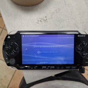 Sony PSP-2004 Handheld-Konsole Piano Black * Gut, schwarz, Handheld-Konsole mit UMD-Laufwerk, 4,3 Zoll Display und integriertem Wi-Fi. | Zustand: Gut | Farbe: schwarz