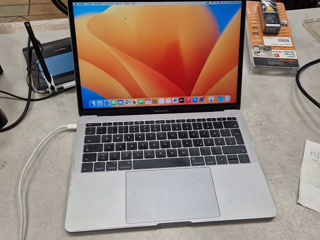 Apple MacBook Pro 13" (2017) i5 8GB Space Grau * Sehr Gut, 13,3" Retina Display, 2,3 GHz Dual-Core i5, 8 GB RAM, Intel Iris Plus Graphics | Zustand: Sehr Gut