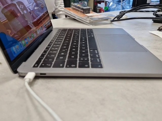Apple MacBook Pro 13" (2017) i5 8GB Space Grau * Sehr Gut, 13,3" Retina Display, 2,3 GHz Dual-Core i5, 8 GB RAM, Intel Iris Plus Graphics | Zustand: Sehr Gut – Bild 3