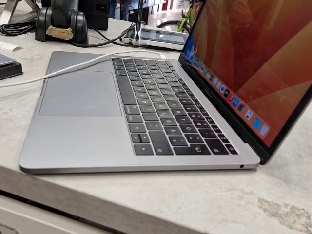 Apple MacBook Pro 13" (2017) i5 8GB Space Grau * Sehr Gut, 13,3" Retina Display, 2,3 GHz Dual-Core i5, 8 GB RAM, Intel Iris Plus Graphics | Zustand: Sehr Gut – Bild 4