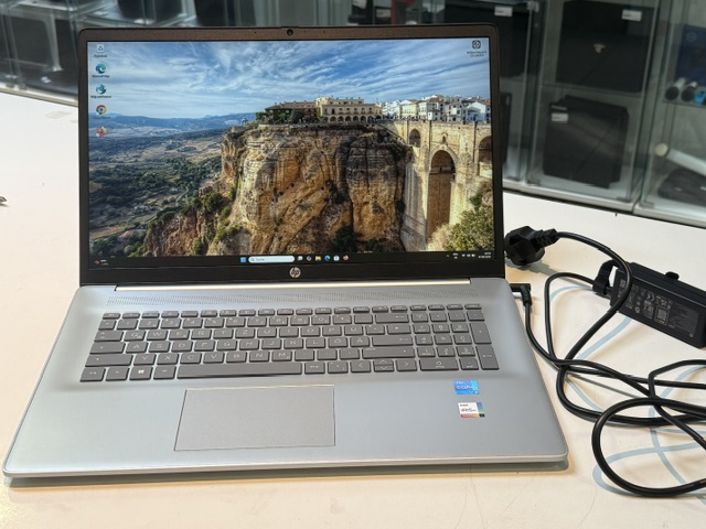 HP 17-cn3264ng Silber, core i5-1334u, 8gb ram, 512gb ssd, intel iris xe graphics, 1 ladezyklus, mit originale ladegerät, ohne verpackung | Zustand: Wie Neu – Bild 2