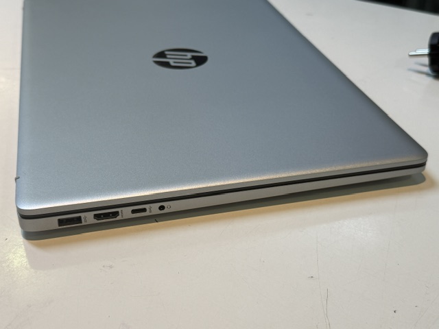 HP 17-cn3264ng Silber, core i5-1334u, 8gb ram, 512gb ssd, intel iris xe graphics, 1 ladezyklus, mit originale ladegerät, ohne verpackung | Zustand: Wie Neu – Bild 4
