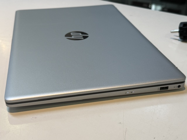 HP 17-cn3264ng Silber, core i5-1334u, 8gb ram, 512gb ssd, intel iris xe graphics, 1 ladezyklus, mit originale ladegerät, ohne verpackung | Zustand: Wie Neu – Bild 5