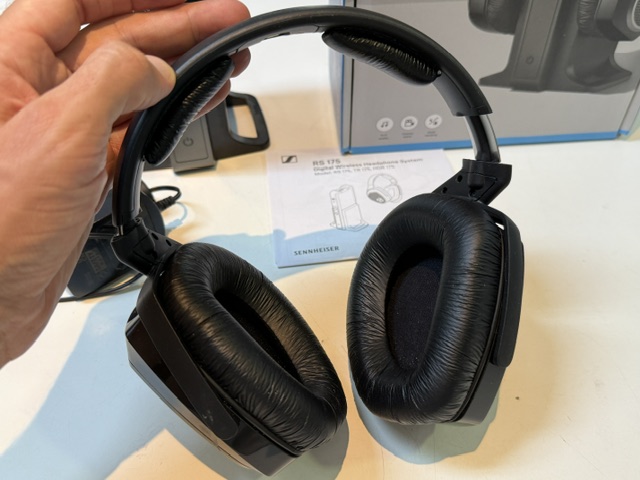 Sennheiser RS 175 Schwarz, Digitaler Funkkopfhörer, kabellos, Over-Ear, mit Sendestation und Bass-Boost-Modus | Zustand: Gut – Bild 4