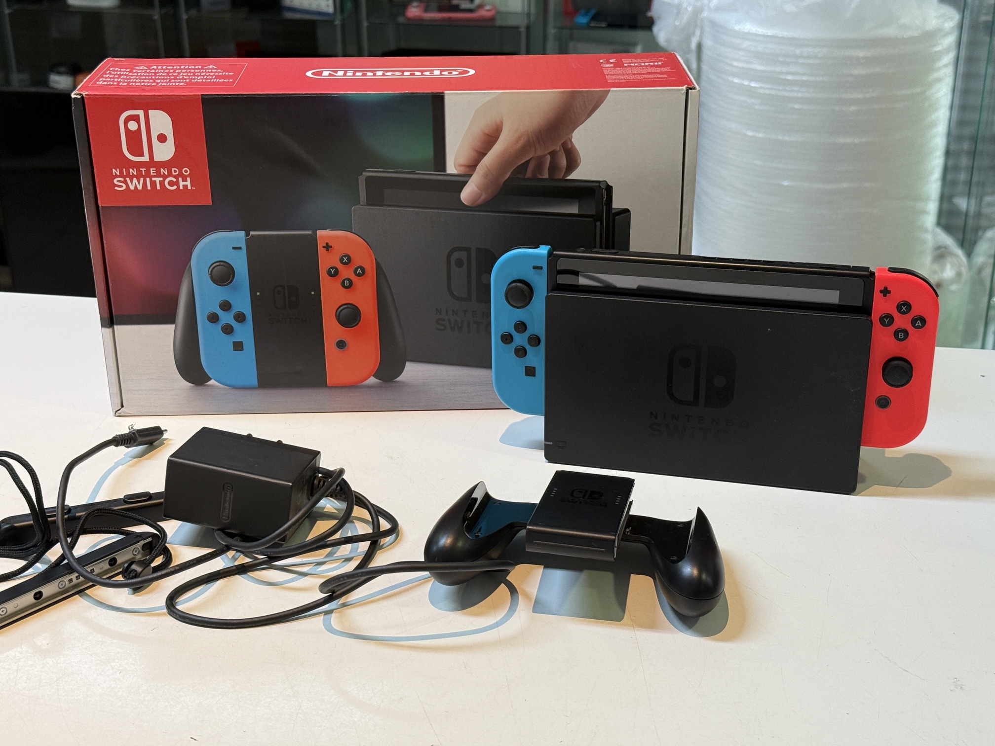 Nintendo Switch schwarz/blau/rot , Mit Verpackung | Docking Station | Ladegerät | Zustand: Sehr Gut | Farbe: schwarz – Bild 2