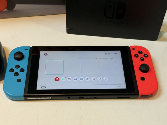 Nintendo Switch schwarz/blau/rot , Mit Verpackung | Docking Station | Ladegerät | Zustand: Sehr Gut | Farbe: schwarz – Bild 3