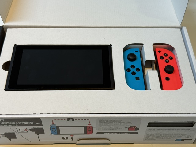 Nintendo Switch schwarz/blau/rot , Mit Verpackung | Docking Station | Ladegerät | Zustand: Sehr Gut | Farbe: schwarz – Bild 4