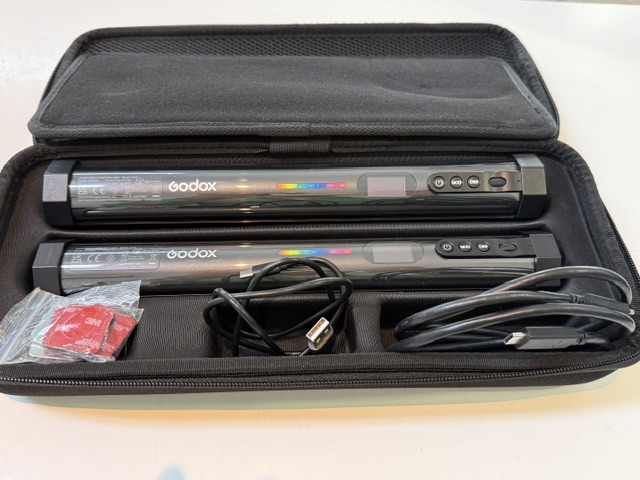 Godox TL30 2er Kit, Tragbare LED-Stablampe mit RGB-Farbwechsel, dimmbar, im praktischen Transport-Set mit Zubehör | Zustand: Sehr Gut – Bild 2