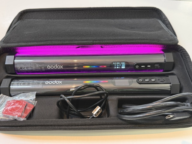 Godox TL30 2er Kit, Tragbare LED-Stablampe mit RGB-Farbwechsel, dimmbar, im praktischen Transport-Set mit Zubehör | Zustand: Sehr Gut – Bild 3