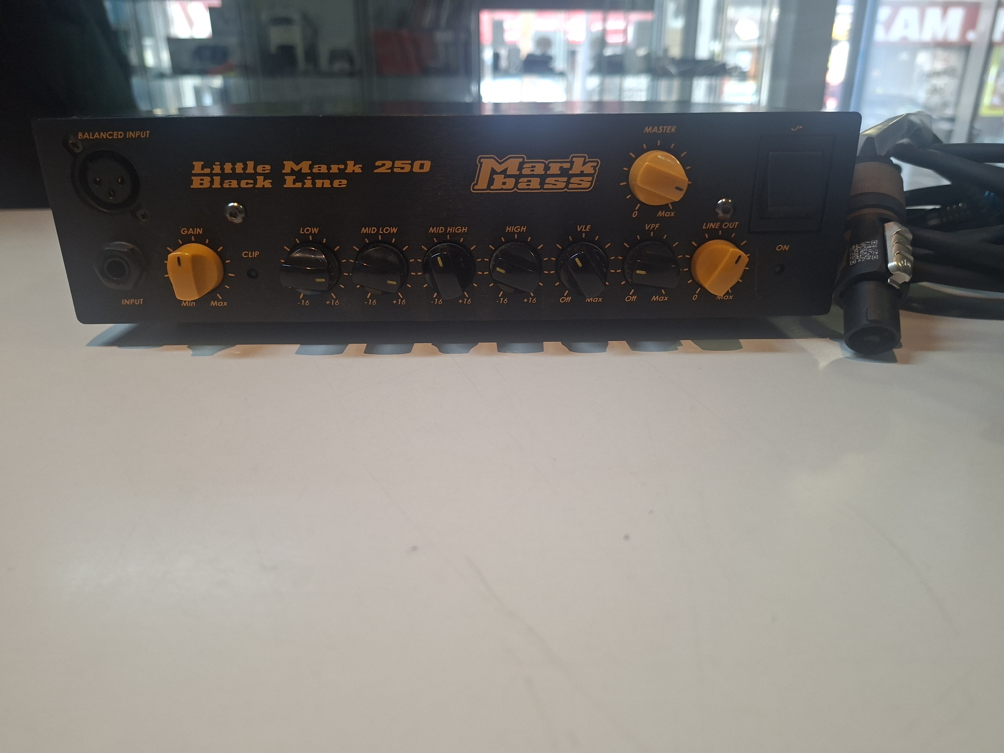 Markbass Little Mark 250 Black Line schwarz, Mit Kabeln und Zubehör. Kompakter E-Bass-Verstärker, Class-D, 250 Watt, 4-Band-EQ, VLE- und VPF-Filter, hat ein paar Kratzer, inkl. Zubehör | Zustand: Gut – Bild 3