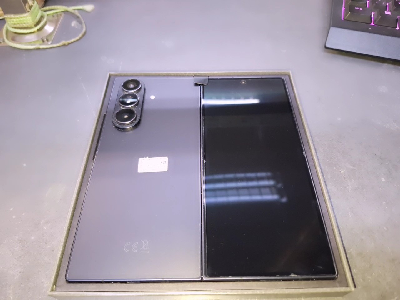 Samsung Galaxy Z Fold7 256GB, Farbe Jetblack, leichte Gebrauchsspuren am Gehäuse, inklusive Originalverpackung (OVP) | SimLock: Frei | Zustand: Sehr Gut | Farbe: schwarz | Akku: 100% – Bild 2