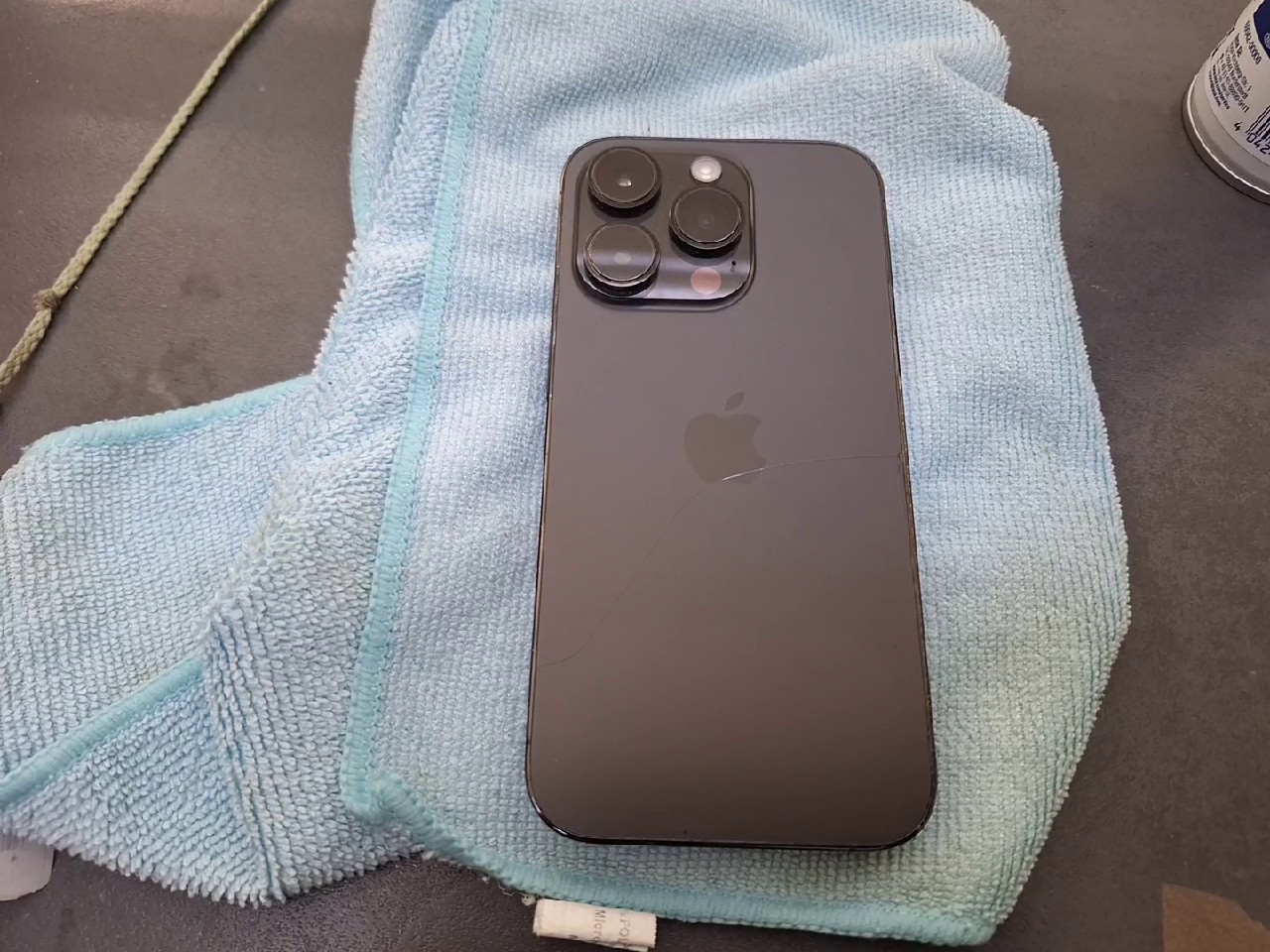 iPhone 14 Pro 128GB, Rückseite gerissen, Display mit Gebrauchsspuren | SimLock: Frei | Zustand: In Ordnung | Farbe: schwarz | Akku: 80% – Bild 2