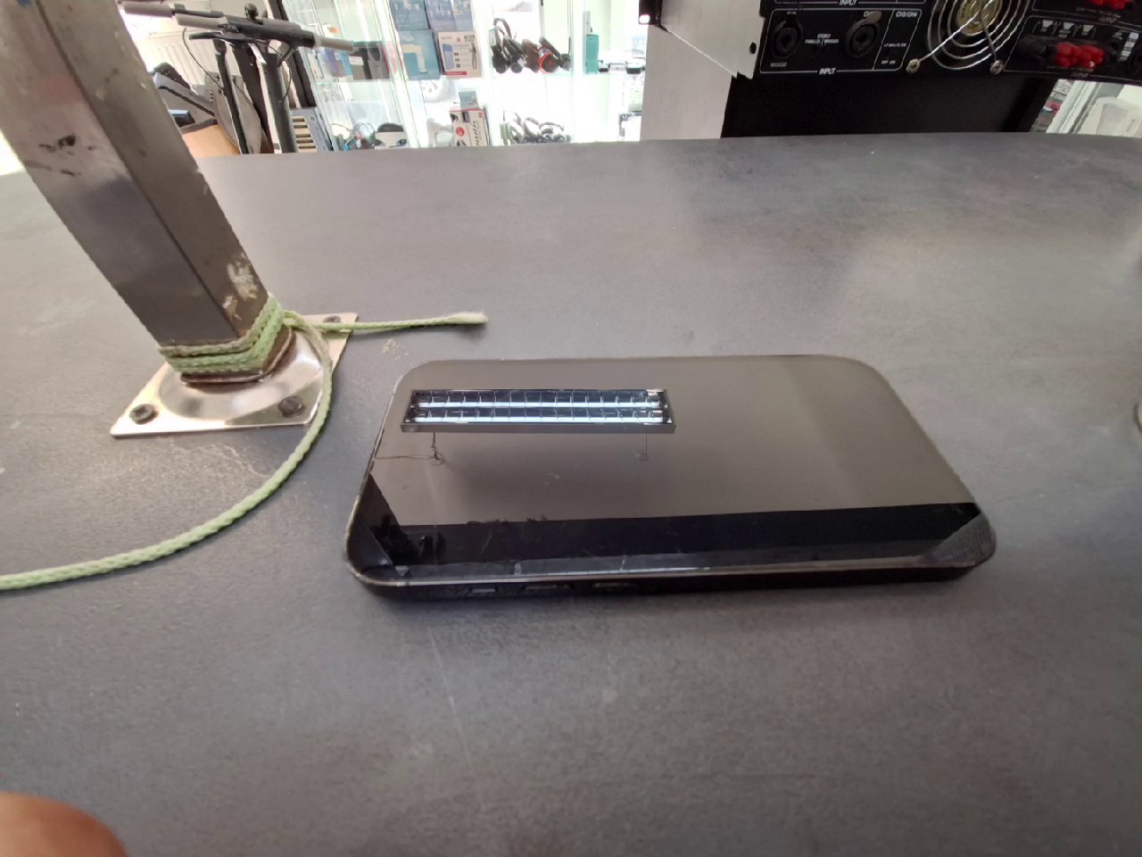 iPhone 14 Pro 128GB, Rückseite gerissen, Display mit Gebrauchsspuren | SimLock: Frei | Zustand: In Ordnung | Farbe: schwarz | Akku: 80% – Bild 4