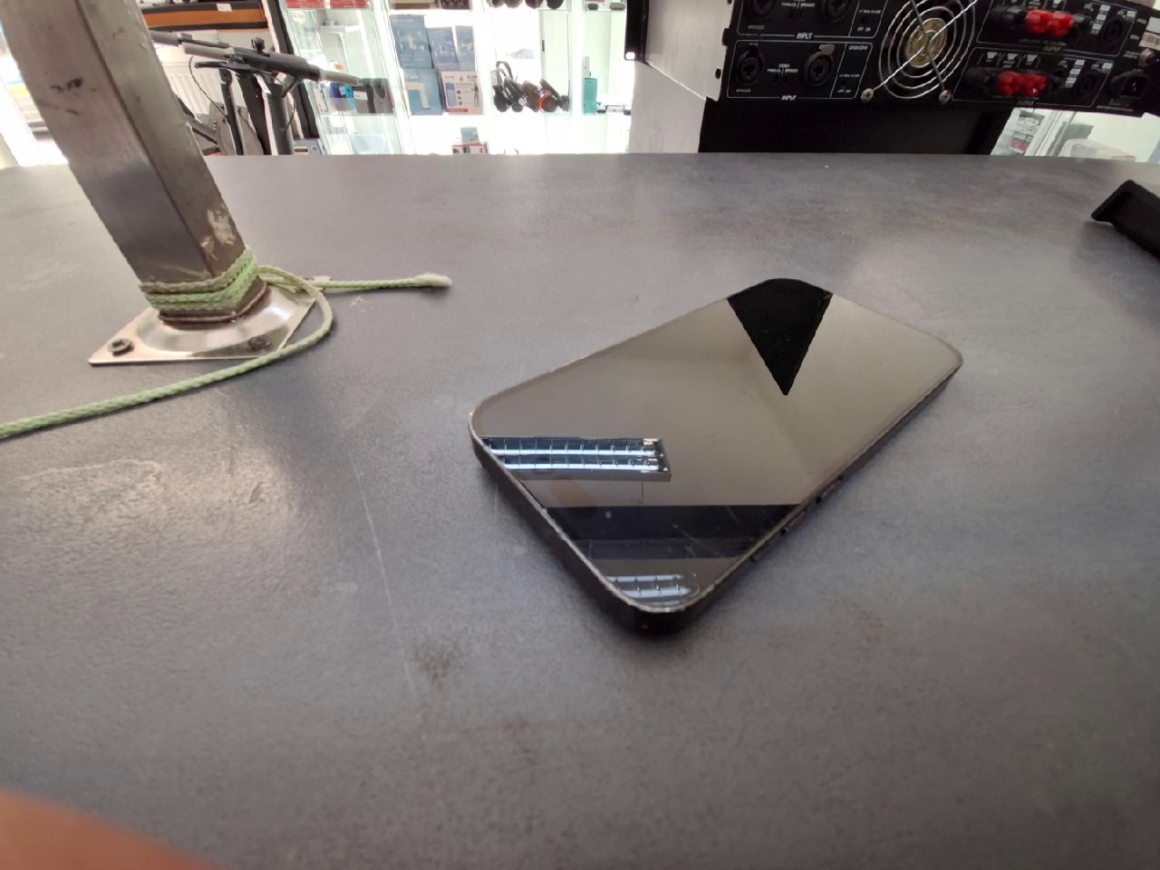 iPhone 14 Pro 128GB, Rückseite gerissen, Display mit Gebrauchsspuren | SimLock: Frei | Zustand: In Ordnung | Farbe: schwarz | Akku: 80% – Bild 5