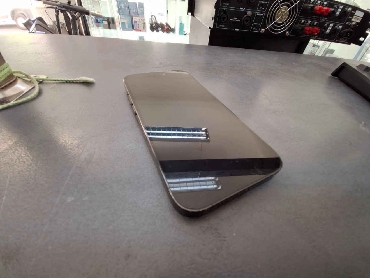 iPhone 14 Pro 128GB, Rückseite gerissen, Display mit Gebrauchsspuren | SimLock: Frei | Zustand: In Ordnung | Farbe: schwarz | Akku: 80% – Bild 6