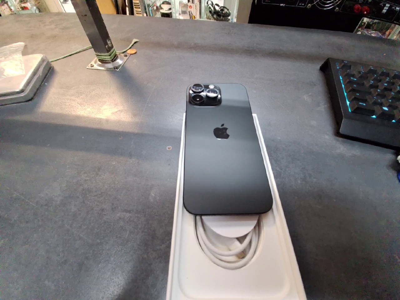 iPhone 16 Pro Max 256GB, OVP, Display mit Gebrauchsspuren | SimLock: Frei | Zustand: Gut | Farbe: schwarz | Akku: 87% – Bild 4