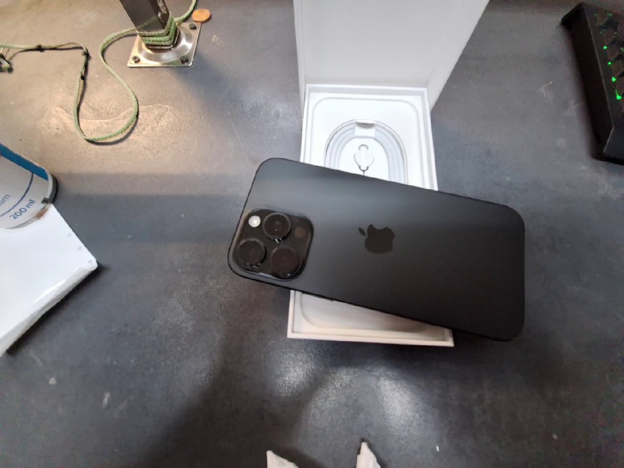 iPhone 16 Pro Max 256GB, OVP, Spuren am Rahmen | SimLock: Frei | Zustand: Sehr Gut | Farbe: schwarz | Akku: 93% – Bild 4