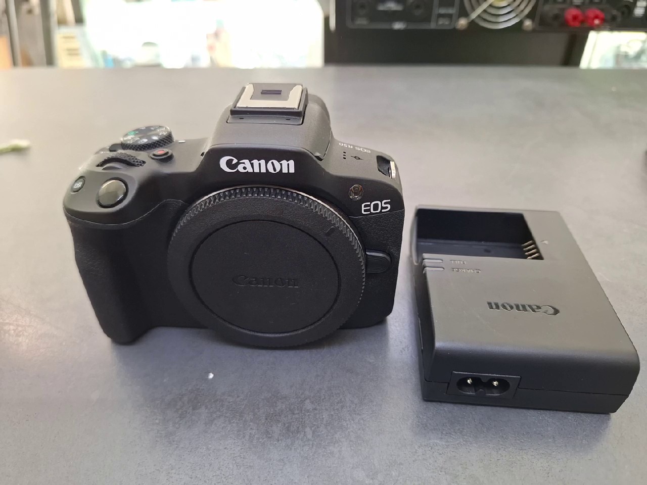 Canon EOS R50 Schwarz, Body, Spiegellose Systemkamera (APS-C), 24,2 MP, 4K Video, Auslösungen: 1304. 1 Akku+Ladegerät | Zustand: Wie Neu – Bild 2