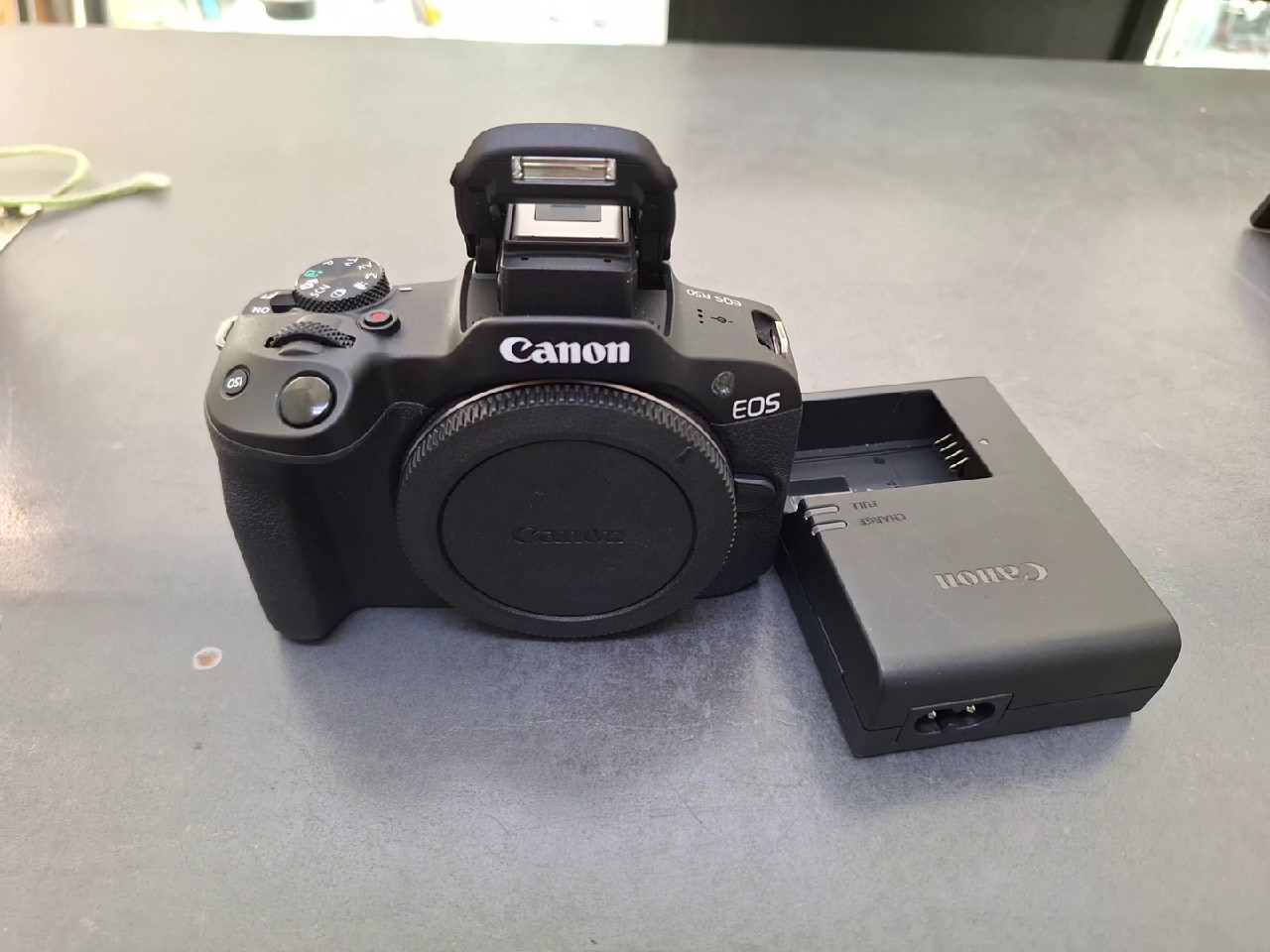 Canon EOS R50 Schwarz, Body, Spiegellose Systemkamera (APS-C), 24,2 MP, 4K Video, Auslösungen: 1304. 1 Akku+Ladegerät | Zustand: Wie Neu – Bild 6