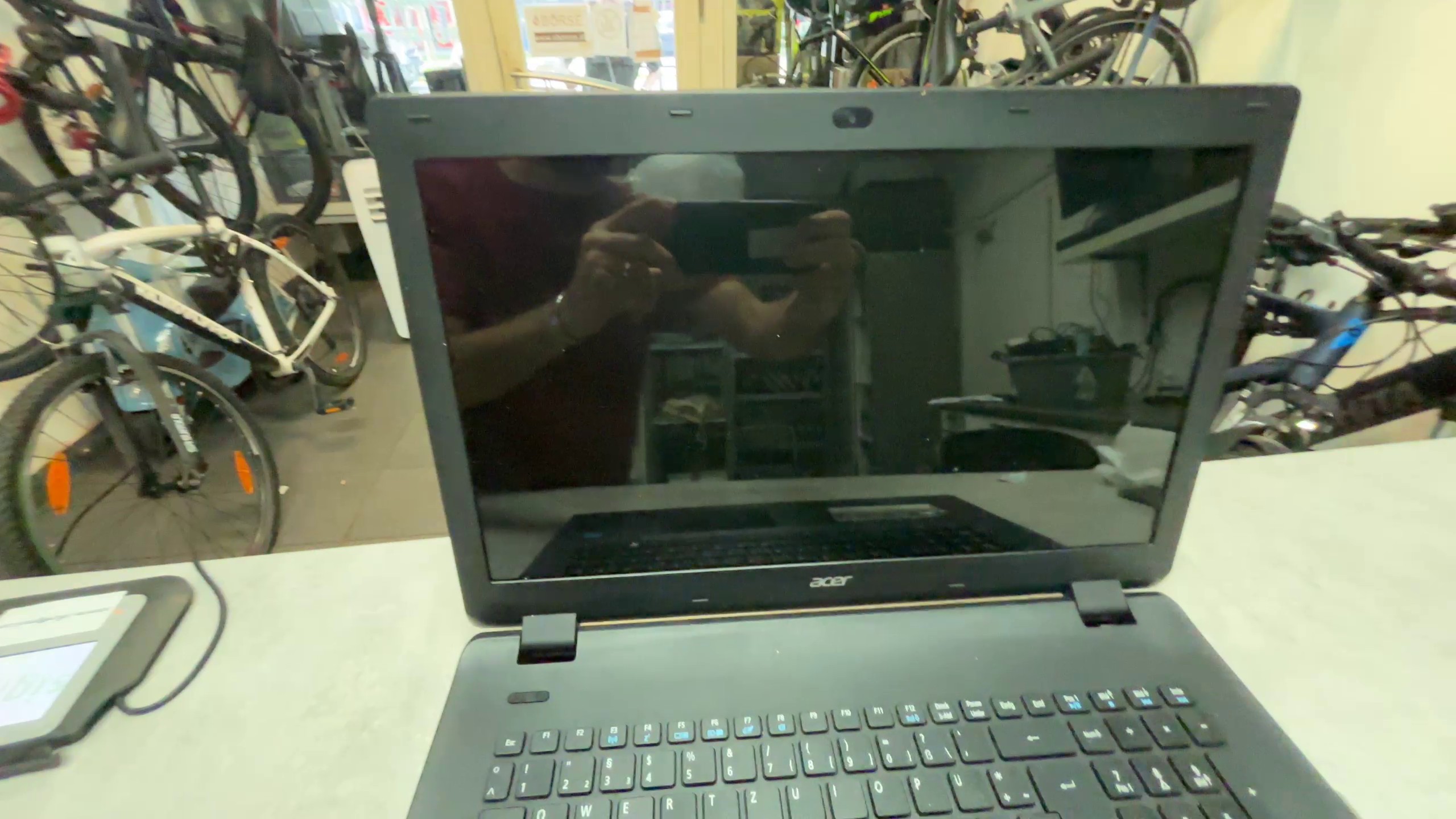 Acer Aspire ES 17, 17.3" HD+ | Celeron N3150 Quad Core | 4GB RAM | 500GB HDD | DVD-Brenner | Zustand: Gut – Bild 2