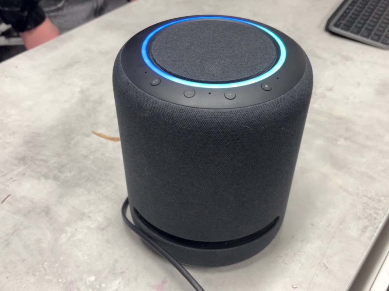 Amazon Echo Studio Anthrazit, Smarter High-Fidelity-Lautsprecher mit 3D-Audio, Dolby Atmos, integriertem Smart-Home-Hub und Alexa-Sprachsteuerung | Zustand: Sehr Gut