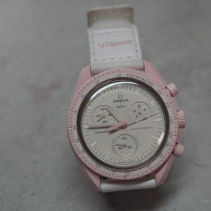 Omega x Swatch MoonSwatch Mission to Venus 2022 Rosa, Bioceramic Chronograph, weißes Klettarmband, ovale Totalisatoren, Gehäusedurchmesser 42 mm | Zustand: Gut | Farbe: rosa