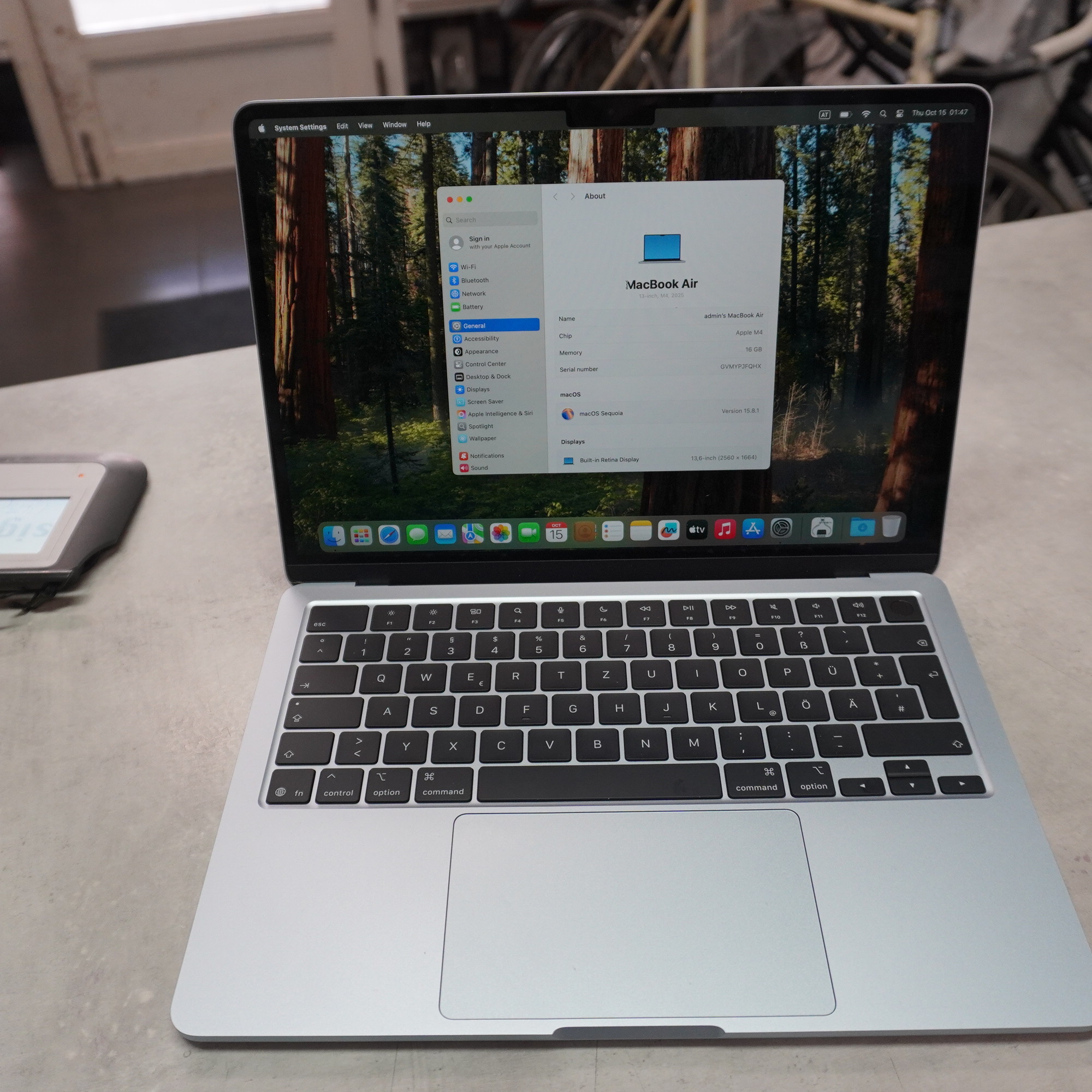 Apple MacBook Air 2025 M4 Himmelblau, Apple M4 Chip, 13,6 Zoll Retina Display, 16 GB RAM, 256 GB SSD, macOS Sequoia, 100% Batteriekapazität | Zustand: Sehr Gut