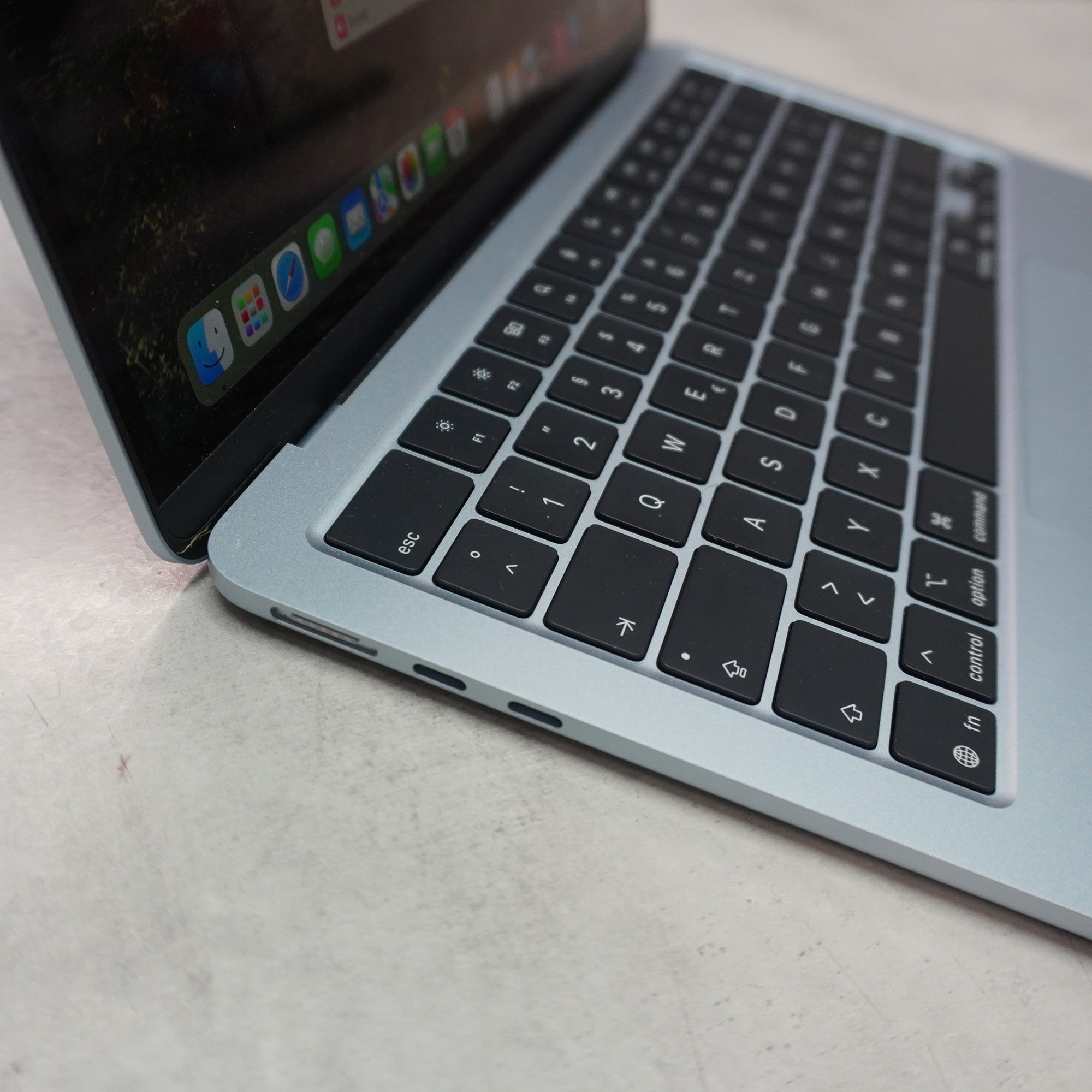 Apple MacBook Air 2025 M4 Himmelblau, Apple M4 Chip, 13,6 Zoll Retina Display, 16 GB RAM, 256 GB SSD, macOS Sequoia, 100% Batteriekapazität | Zustand: Sehr Gut – Bild 2