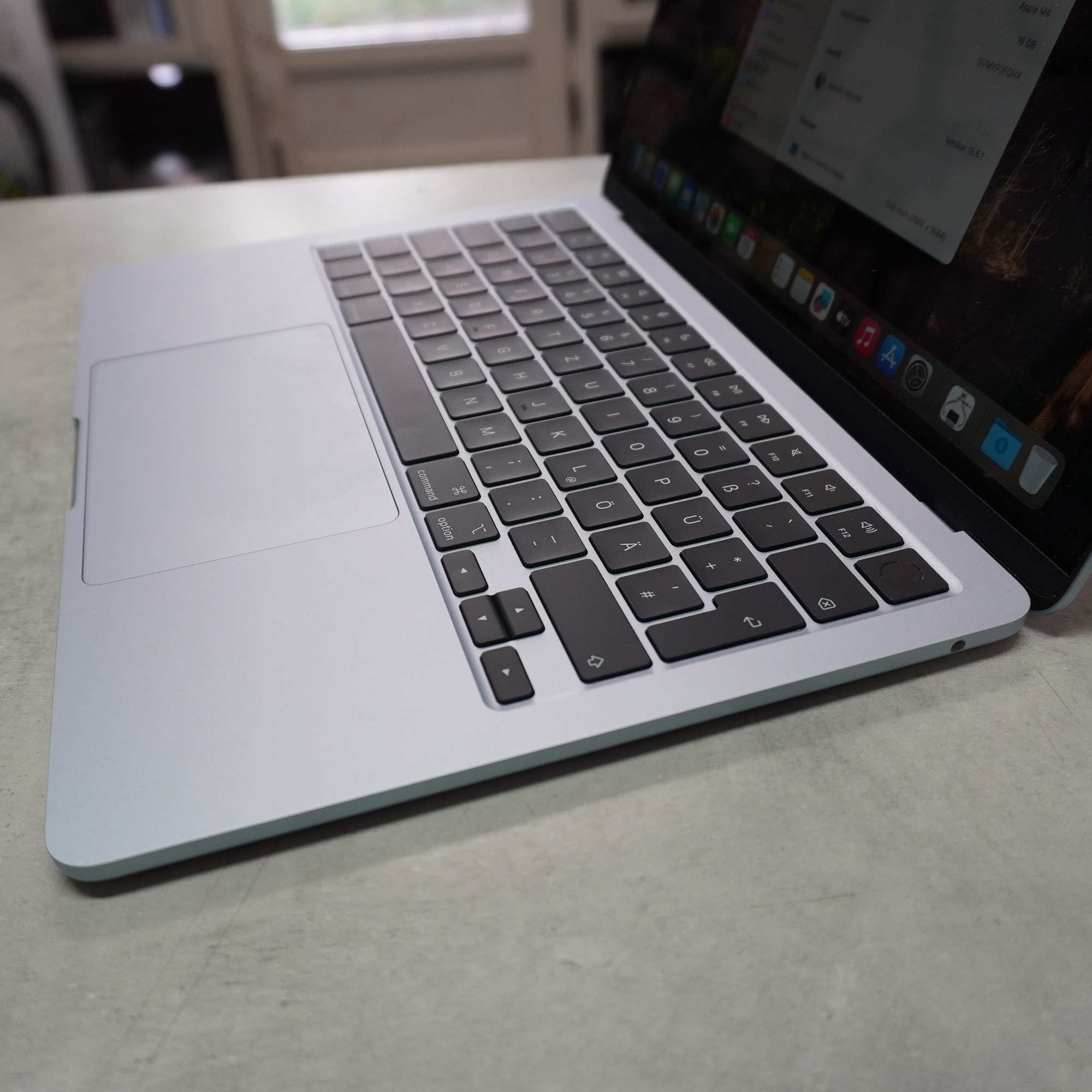 Apple MacBook Air 2025 M4 Himmelblau, Apple M4 Chip, 13,6 Zoll Retina Display, 16 GB RAM, 256 GB SSD, macOS Sequoia, 100% Batteriekapazität | Zustand: Sehr Gut – Bild 3