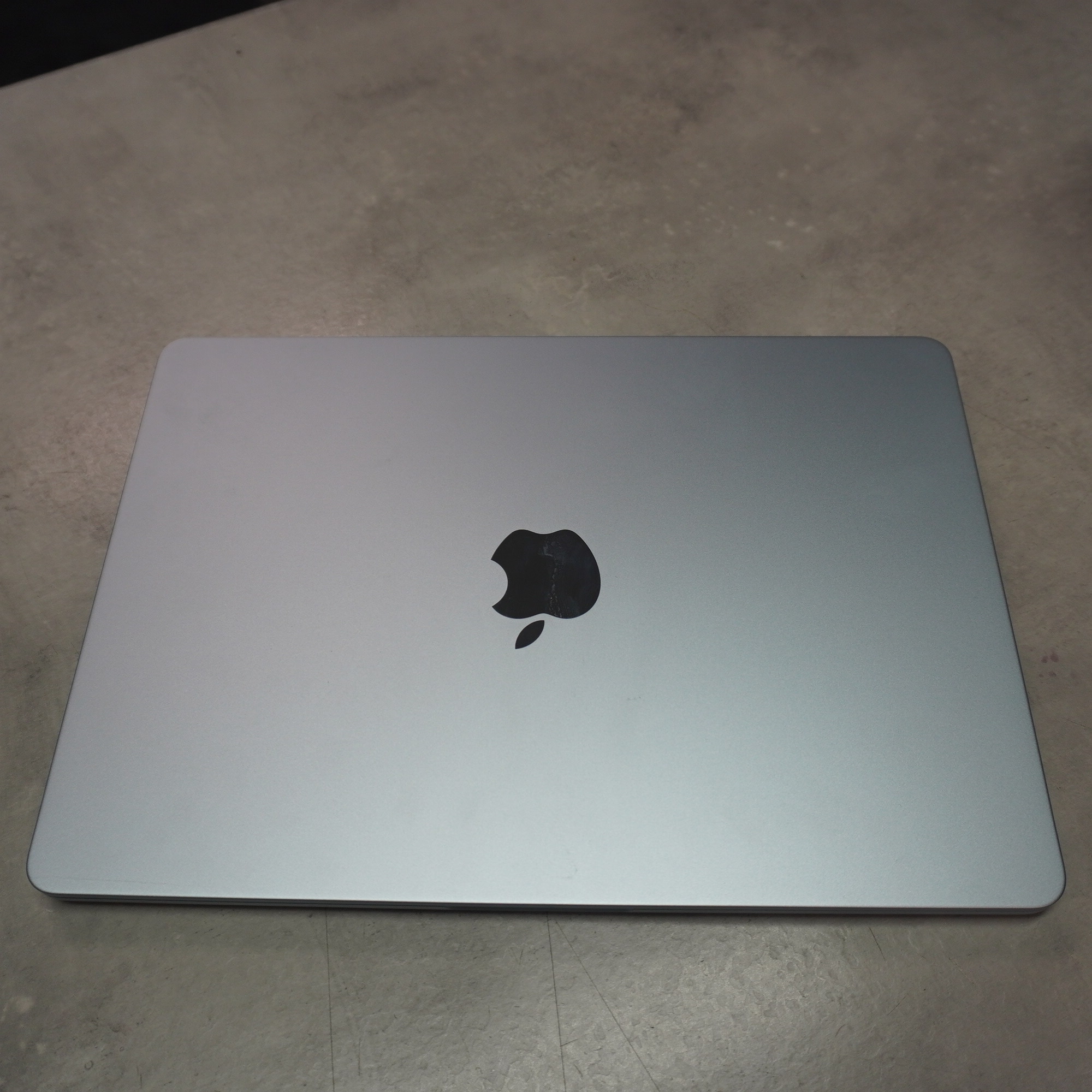 Apple MacBook Air 2025 M4 Himmelblau, Apple M4 Chip, 13,6 Zoll Retina Display, 16 GB RAM, 256 GB SSD, macOS Sequoia, 100% Batteriekapazität | Zustand: Sehr Gut – Bild 4