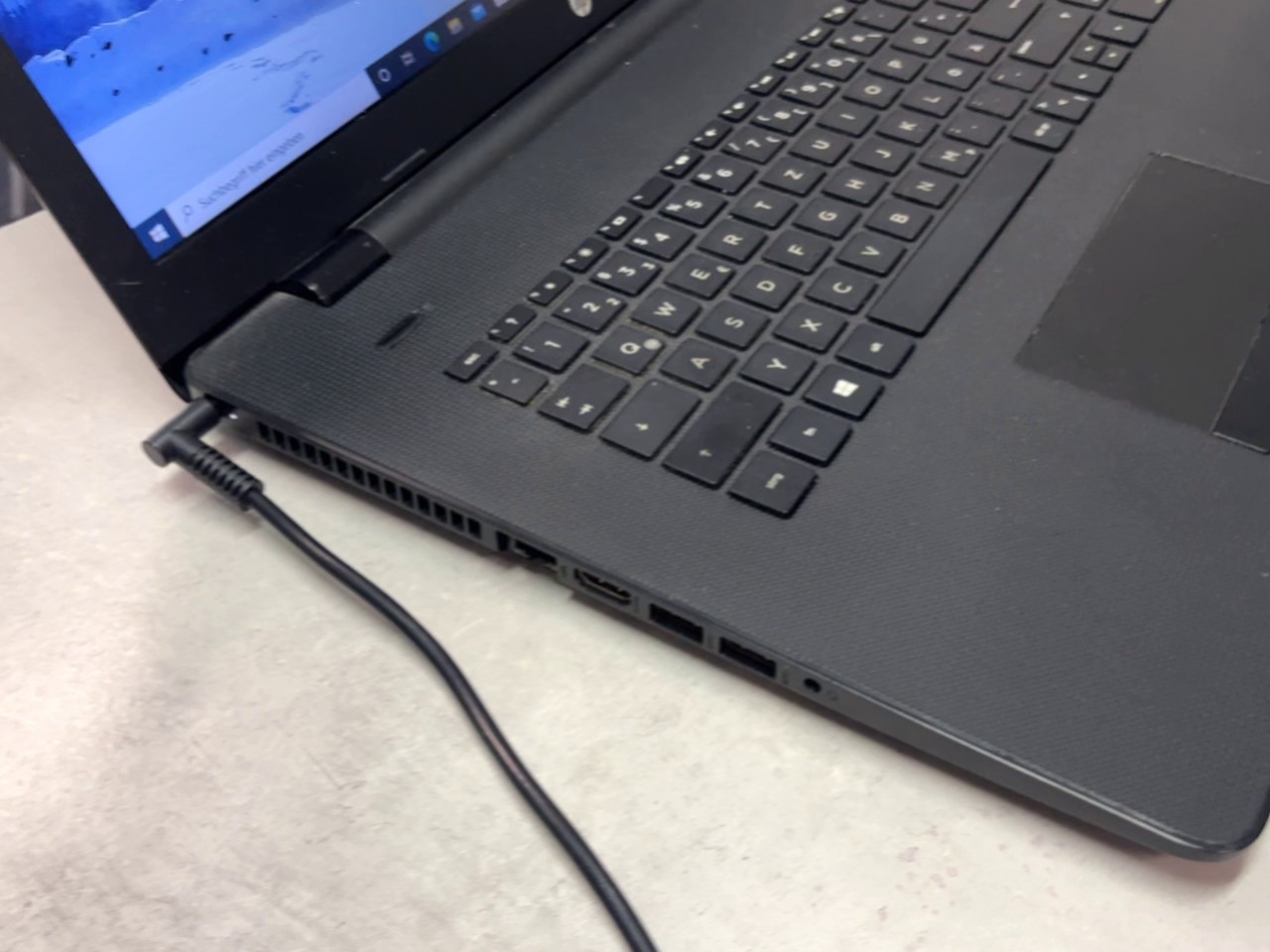 HP 17-ak089ng 17 Zoll Schwarz, AMD A9-9420, 8GB RAM, 1TB HDD, 17,3 Zoll Display, Windows Laptop | Zustand: In Ordnung – Bild 3