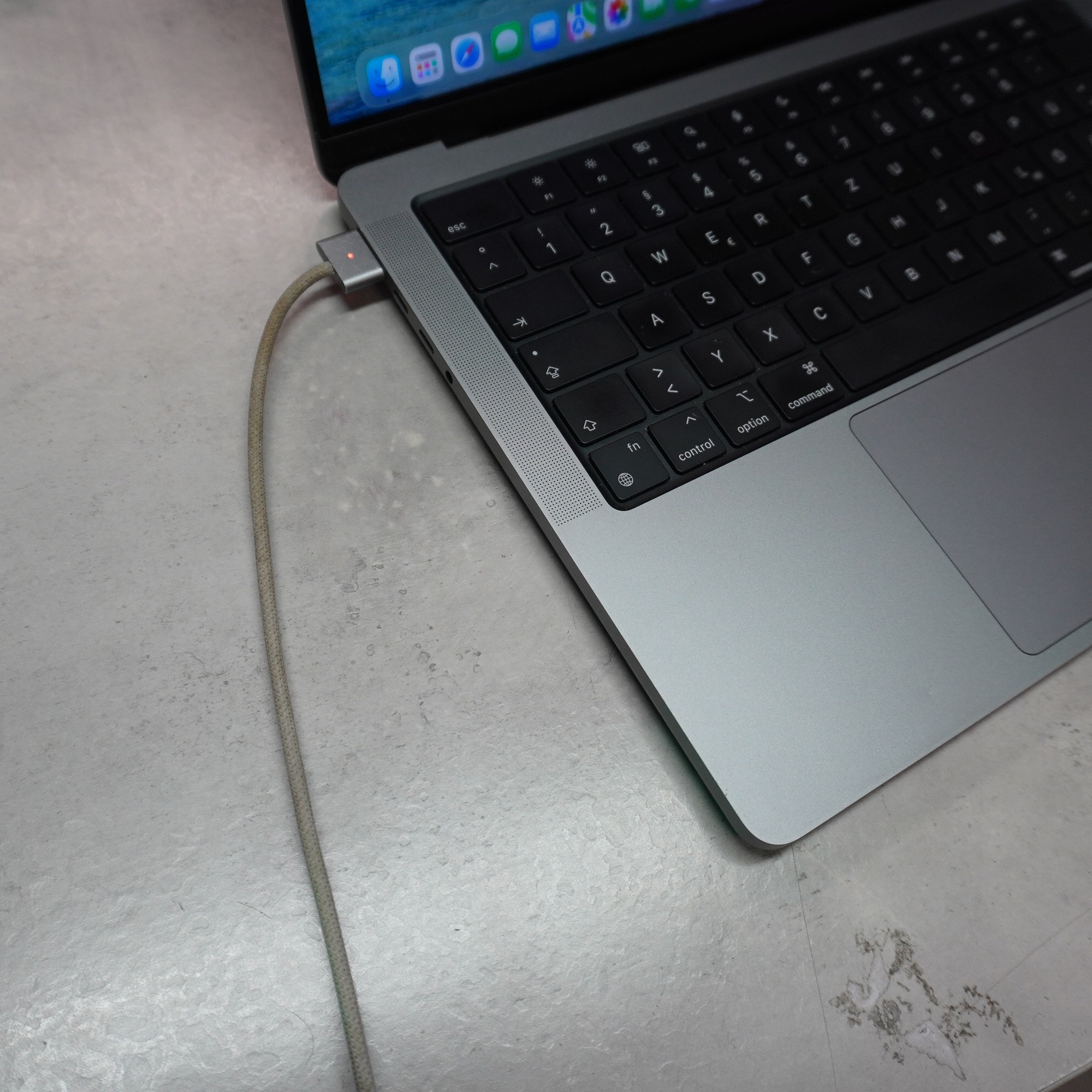 Apple MacBook Pro 14 (2021) Spacegrau , M1 Pro, 16 GB RAM,512GB SSD | Zyklen :343 inkl. Ladegerät | Zustand: Gut – Bild 5