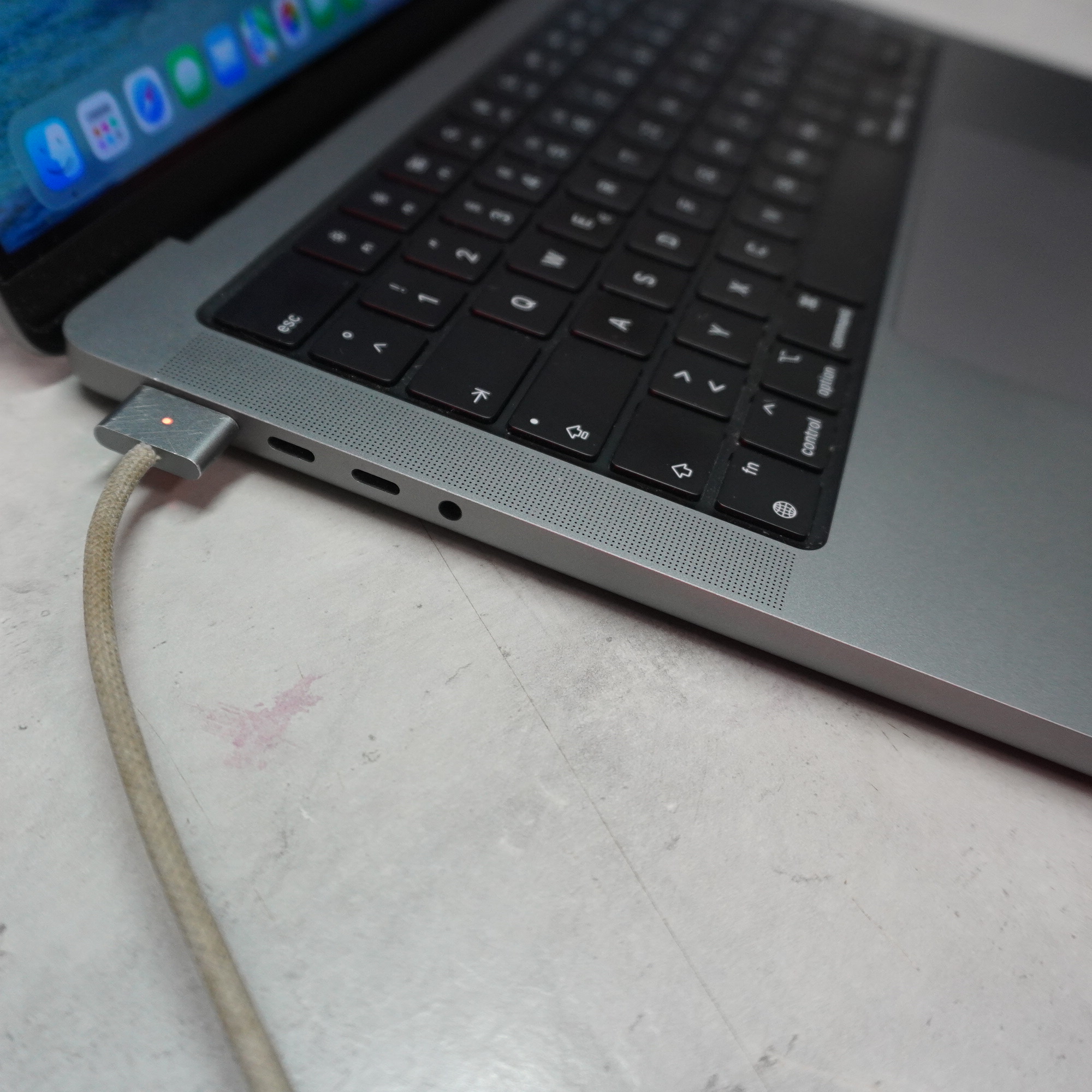 Apple MacBook Pro 14 (2021) Spacegrau , M1 Pro, 16 GB RAM,512GB SSD | Zyklen :343 inkl. Ladegerät | Zustand: Gut – Bild 6