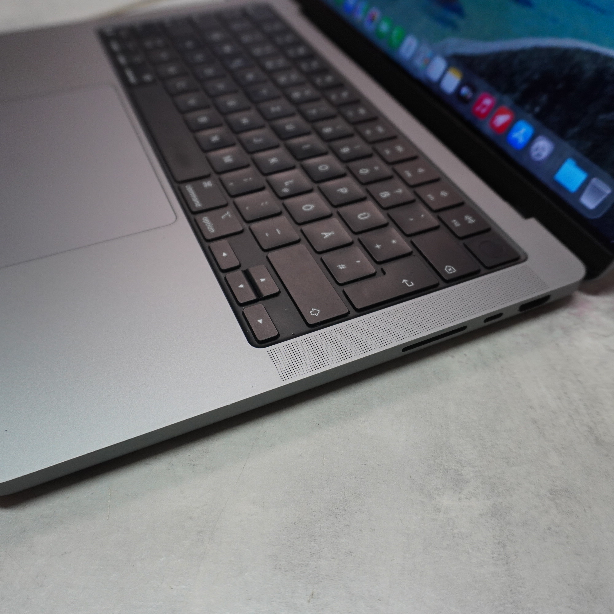 Apple MacBook Pro 14 (2021) Spacegrau , M1 Pro, 16 GB RAM,512GB SSD | Zyklen :343 inkl. Ladegerät | Zustand: Gut – Bild 7