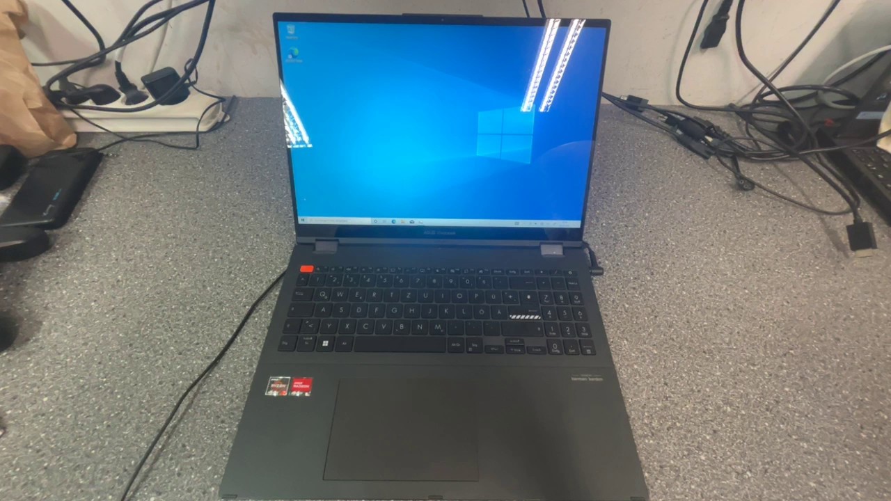 ASUS Vivobook S 16 Flip TN3604 Schwarz, AMD Ryzen 7 7730U, 16GB RAM, 512GB SSD, mit Netzteil, eine Ecke ist gebeugt | Zustand: Gut