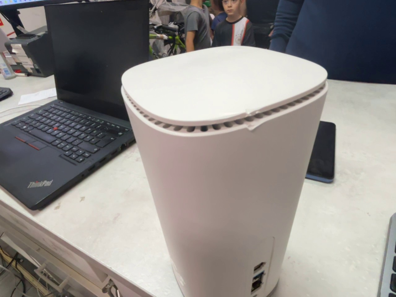 ZTE MC888A Ultra, Weiß, 5G WLAN-Router, Wi-Fi 6, Highspeed-Internet für Zuhause und Büro, weiß | Zustand: Gut – Bild 2