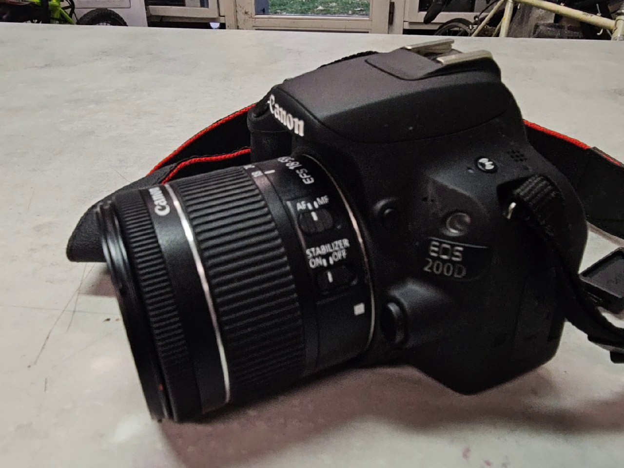Canon EOS 200D 2017 Schwarz, Digitale Spiegelreflexkamera, 24,2 Megapixel, dreh- und schwenkbarer Touchscreen, ohne Ladegerät | Zustand: Gut – Bild 4