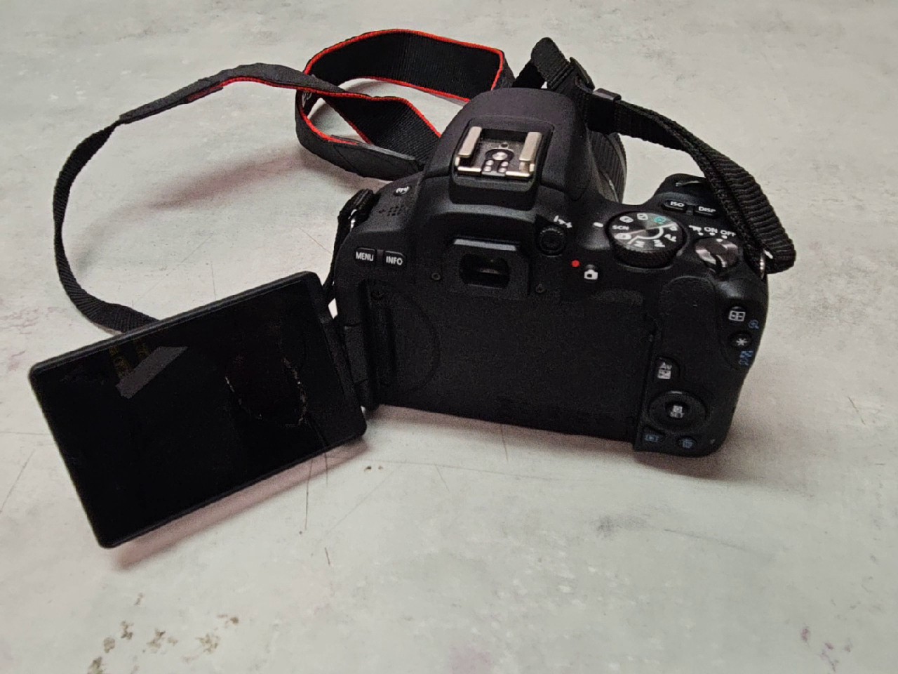 Canon EOS 200D 2017 Schwarz, Digitale Spiegelreflexkamera, 24,2 Megapixel, dreh- und schwenkbarer Touchscreen, ohne Ladegerät | Zustand: Gut – Bild 5